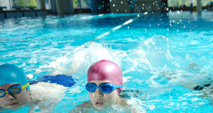 Schwimmbad mit Kinder-1